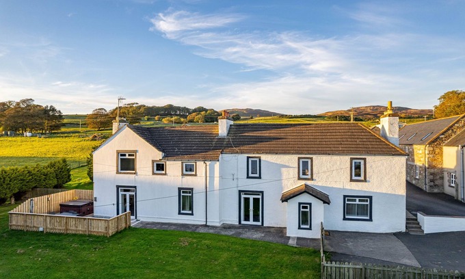 Castle Douglas Cottage | Auchenlarie Farmhouse - a house that sleeps 9 guests in 5 bedrooms