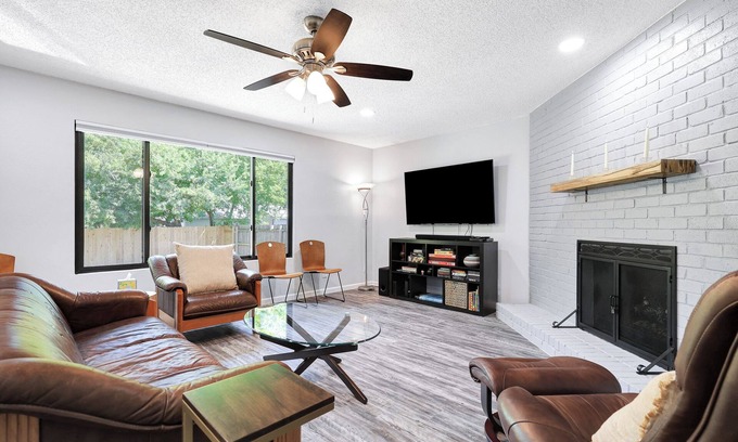 Buckingham Ridge House | Austin Retreat | BBQ Yard Office WiFi Games Pets