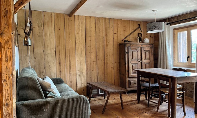 Fontcouverte-la-Toussuire Ski Chalet | Authentic chalet sleeps 6, 5 minutes from the slopes at La Toussuire