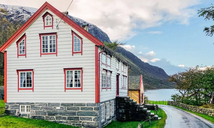 Haram House | Authentic and spacious cottage on the shore of Midfjord.