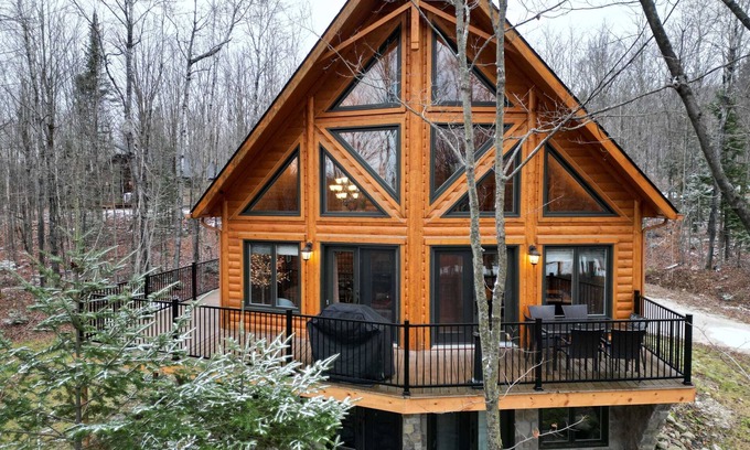 Amherst Apartment | Authentic Log Cabin - Billard, Spa - Le Scandinave