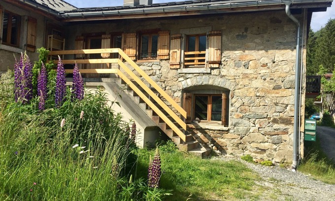 Vallorcine Ski Chalet | Authentic stone and larch chalet/350 m from the gondola 8/9 persons 90 m²/430 sq. ft.