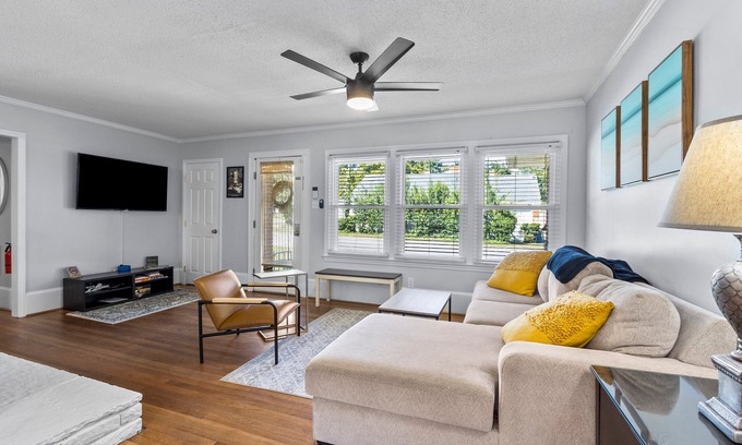 Downtown House | Authentic Vibe~70"TV~King Suite~Pets~Walkable!