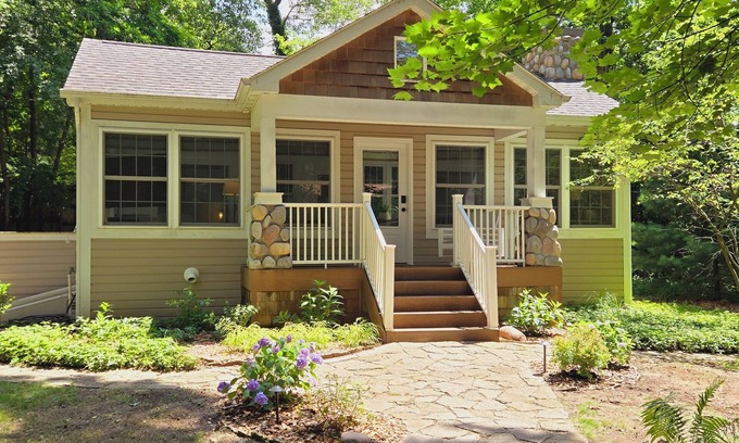 Michiana Cottage | Autumn getaway in Michiana: Cozy cottage for 8 on private woodsy lot