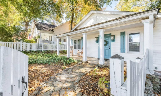Buford Cottage | Autumn in Buford Walkable Downtown Getaway