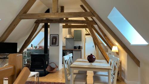 Tremblay-les-Villages Apartment | Aux Roses et aux Poutres - Jardin - Arrivée Autonome