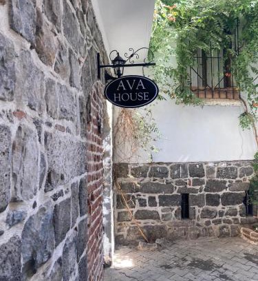 Sur House | Ava House