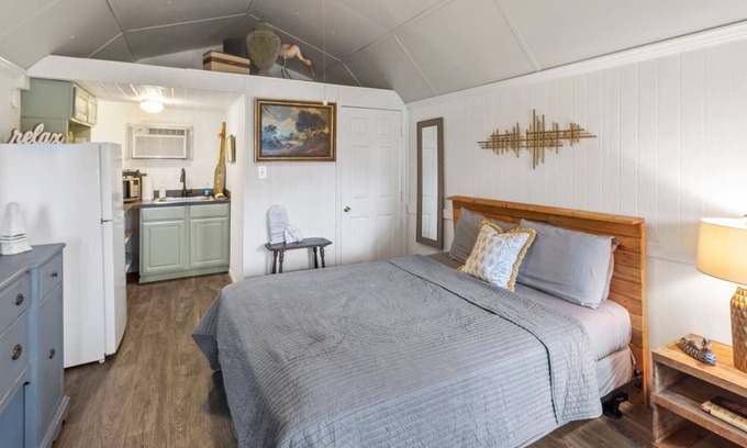 Oil City Apartment | Avail this weekend, Romantic, Kayaks!