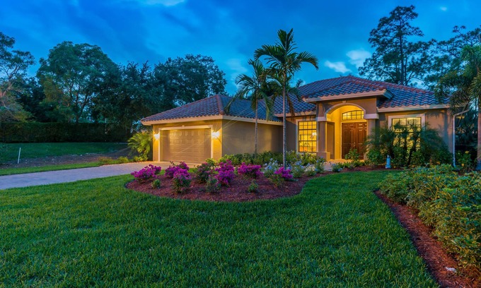 Central Naples House | Available 2026 Season ! YOUR OASIS! NEWER home POOL. 4 miles to Beach&downtown!