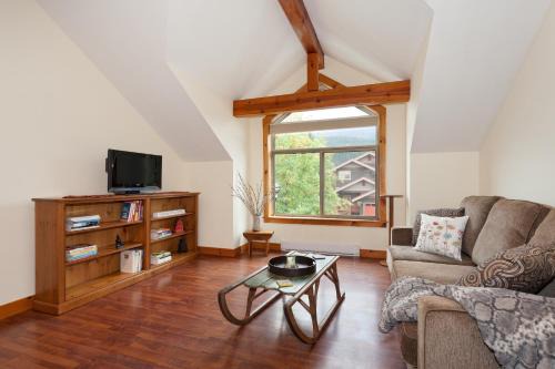Pemberton Apartment | Available Thanksgiving Special Pemberton Valley 1 bedroom suite king size bed WIFI cable TV gorgeous views free parking walk to Village