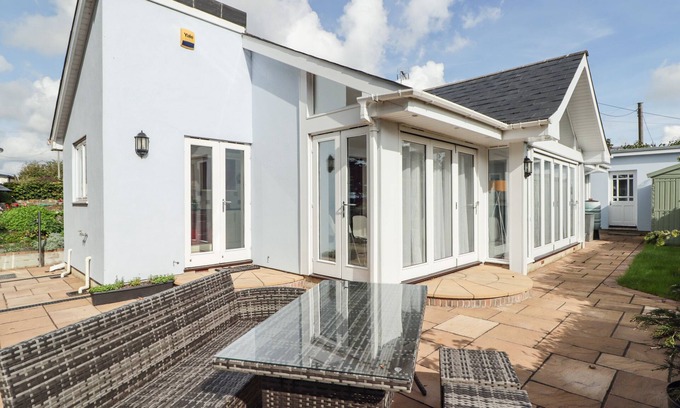 Pembroke Cottage | AVALON, pet friendly, country holiday cottage in Lamphey