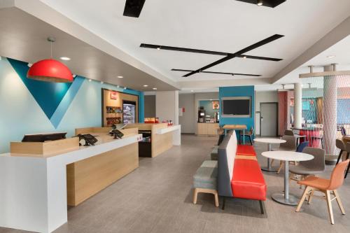 Cedar Rapids - Iowa City Hotel | Avid Hotel Cedar Rapids South - Arpt Area by IHG