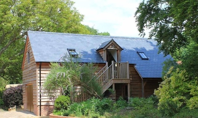 Salisbury Cottage | AVON TURN BARN, romantic, with a garden in Salisbury