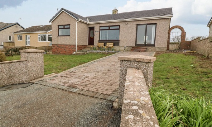Llanfaelog Cottage | AWELFRYN, family friendly, with open fire in Rhosneigr