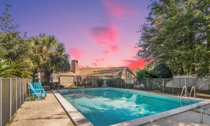 Northeast Pensacola House | Awesome Pool! Sleeps 10! 5 Min to Airport! 25 Min to Beach!