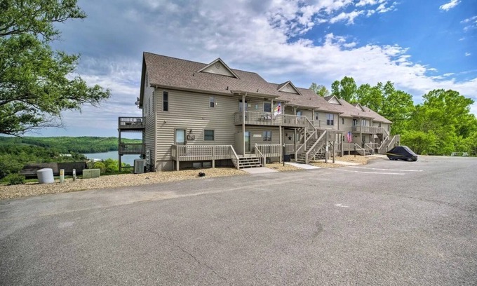 La Follette Condo | Awesome views of Norris Lake & the Greens at Deerfield from this lakeview condos