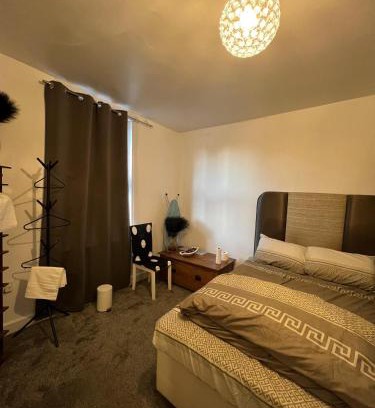 Thames Ditton House | B&H Stays