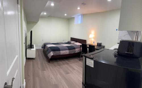 Mississauga House | B2 Cozy room by Mendy