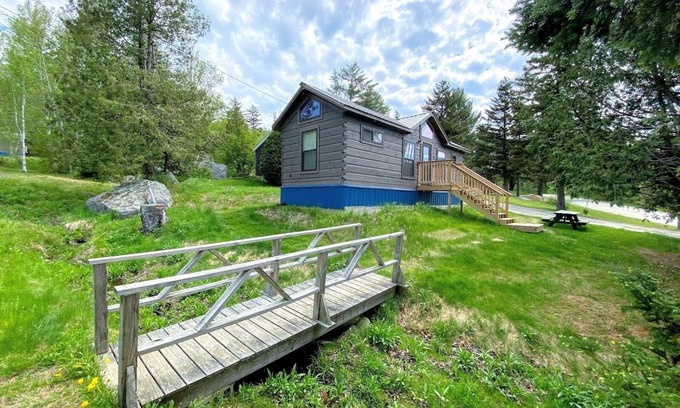 Twin Mountain Cabin | B3 Awesome "Tiny Home" A/C, Mountain Views, Minutes to Skiing, Hiking, Attractions, Dog Friendly!