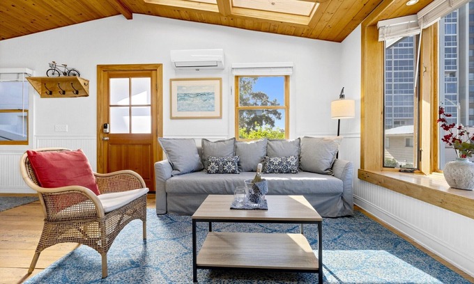 Village of La Jolla House | B5118 Casa de las Olas