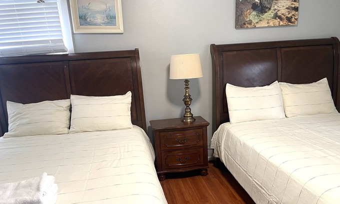 Arcadia House | B5A-Entire house 5b/3.5 b in the large lot with multiple parking spaces