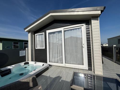 Addlethorpe Apartment | B9 - Sunnymede Fantasy Island - hot tub, pet friendly, WiFi, ramped veranda - Meadow Lakes Caravan & Lodge Hire