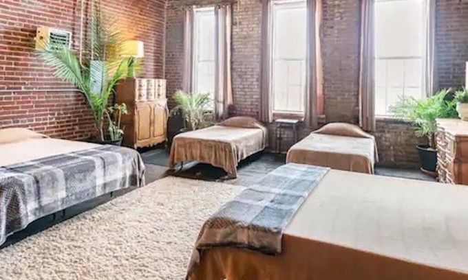 Downtown St. Louis Apartment | Bachelor, Bachelorette, Teams or Large Groups! Large 2 Bedroom Apt, Sleeps 12.