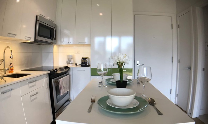 Shaughnessy Village Condo | Back to School! Concordia, Lasalle/Dawson College, Atwater, New, Clean, Wi-fi
