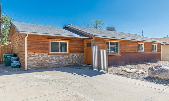 Fruita House | Backyard Oasis, Fire Pit & Fenced!