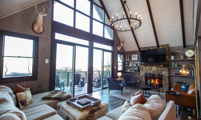 Banner Elk Ski Chalet | Backyard trail access- AC- Hot tub - EV Charging