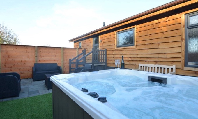Maltby le Marsh Cabin | BADGERS DEN- A luxury lodge, 2 en-suite bedrooms with private hot tub