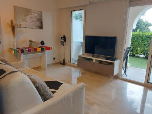 Mandelieu-La-Napoule Apartment | Bagatelle Studio 3étoiles rez de jardin Axelle LocAppart