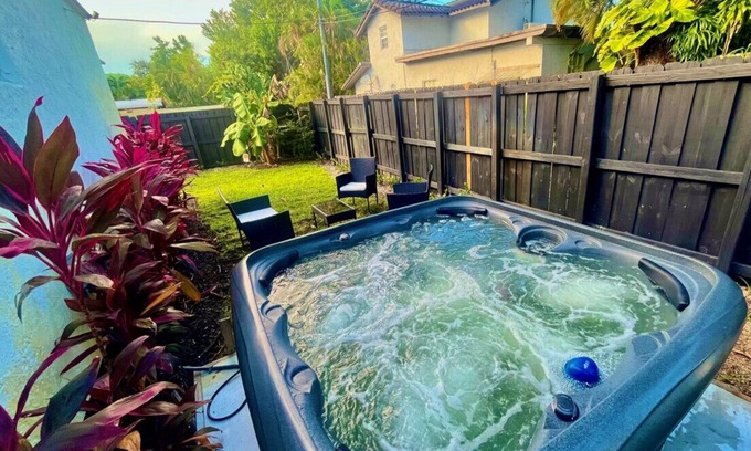 Victoria Park Apartment | Bahama Mama 2/1 in Las Olas & Holiday Park with Hot Tub!