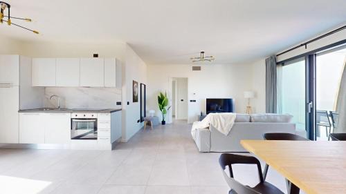 Marina Centro Apartment | Baia Medea Splendido e Nuovissimo Attico al 5to Piano