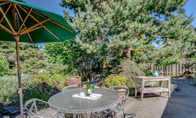 Bainbridge Island House | Bainbridge Island - Couple or Single Retreat. Private Entrance, Walk to Harbor