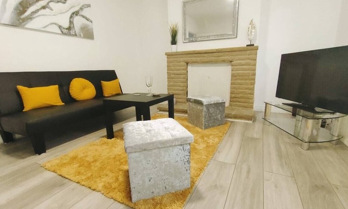 Nottingham House | Bakerville Stays - Tenbury Cres