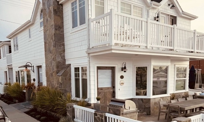 Balboa Island House | Balboa Island Bayfront Beach House with A Share Private Dock !