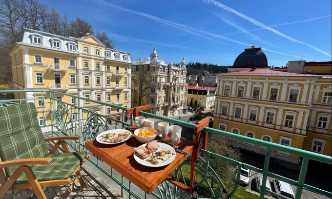 Marianske Lazne Apartment | Balconies above colonnade
