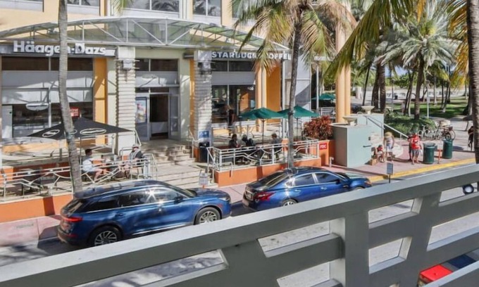South Beach Condo | Balcony Chic Apt, w/2 Queenbeds, on Ocean Dr Beach