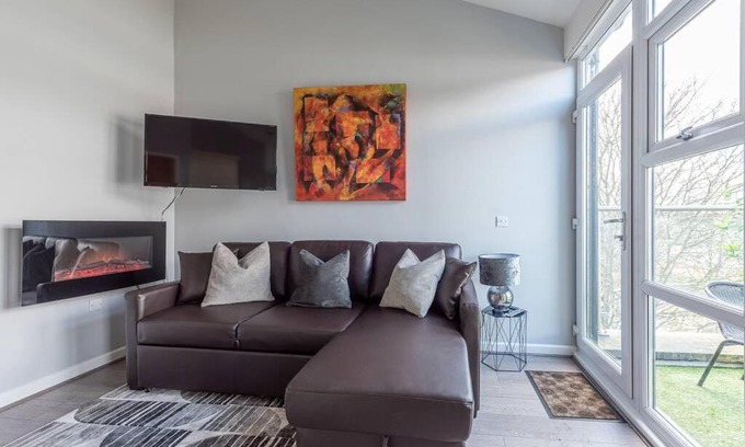 Shipley Apartment | Balcony River View Close to Heritage Saltaire