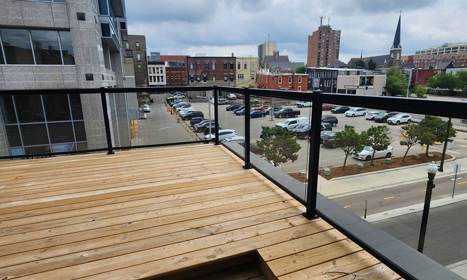 Kitchener Apartment | Balcony Studio Unit Queen Bed overlooking the city in Prime Downtown Location