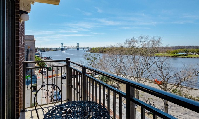 Wilmington Historic District Condo | Balcony sunset river views - Free parking - DT