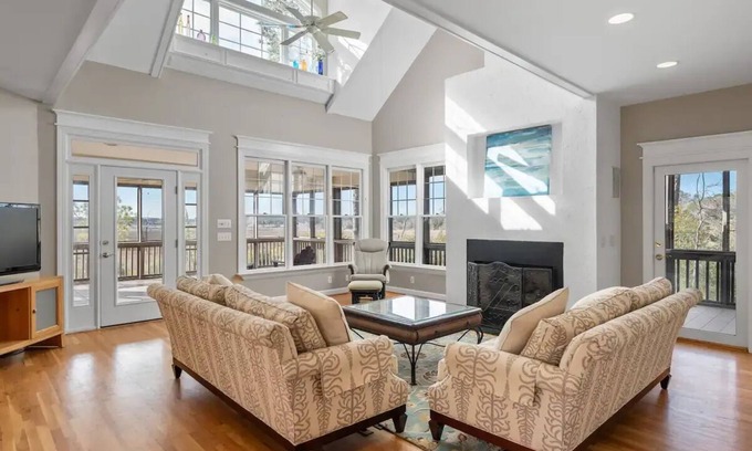 St. James House | Bald Head on the Mainland - Beach Club Pool - Pets OK - St Jamesnn