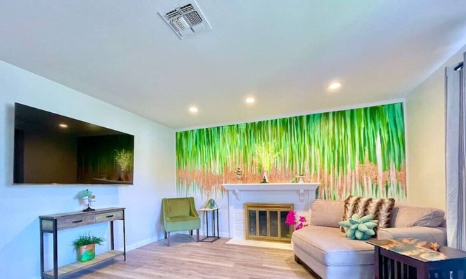 Roseville House | Baldwin · 4 Bed Home Garage Parking Quiet Neighborhood