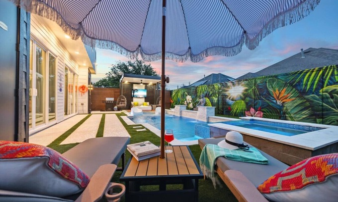 Southeast Houston Apartment | `Bali in Houston`/8BR/8Bath/Heated Pool/Sleeps 23