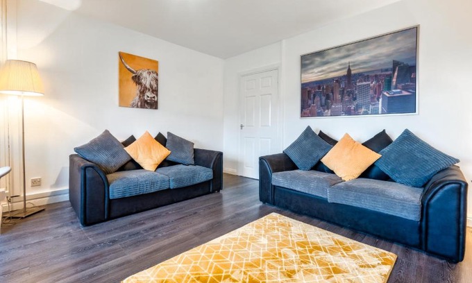 Shotts Apartment | Balloch House -Spacious 3 bed house with on street parking