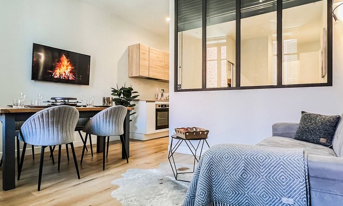 Annecy Old Town Apartment | Balnéo village rue sainte claire