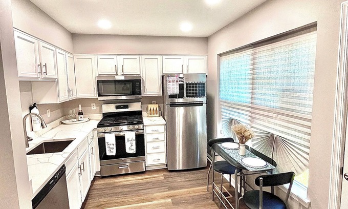 Downtown Baltimore House | Baltimore townhome mins from Raven-Orioles-Harbor Attractions! Pet-friendly!