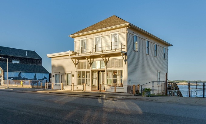 Bandon House | Bandon Historic River House in Old town Bandon with amazing views!