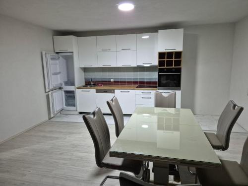 Gllamnik House | Banes